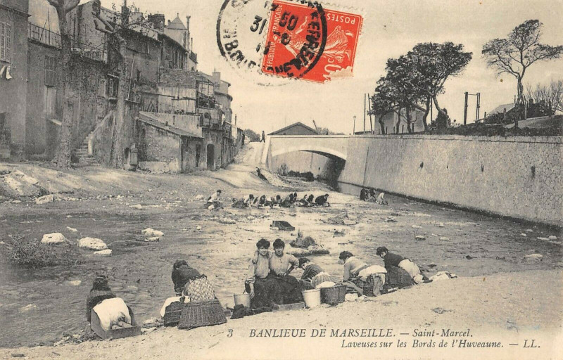Carte postale ancienne Banlieue De Marseille Saint Marcel Laveuses Sur Les Bords De L'Huveaune à Marseille
