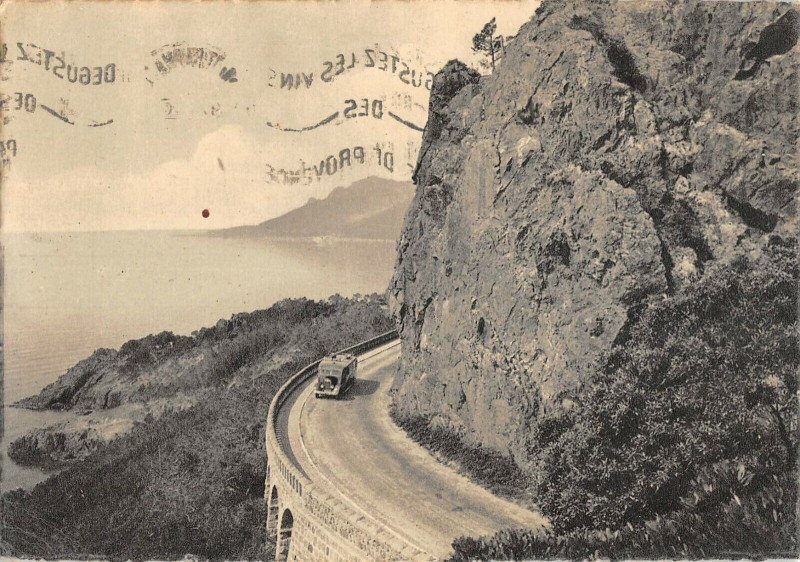 Carte postale ancienne Route De La Corniche D'Or Entre Theoule Et Le Trayas