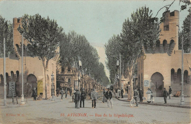 Carte postale ancienne Avignon Rue De La Republique à Avignon