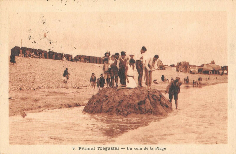 Carte postale ancienne Primel Tregastel Un Coin De La Plage