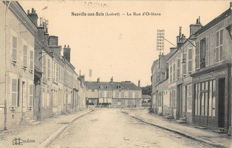 Carte postale ancienne Neuville Aux Bois La Rue D'Orleans à Neuville-aux-Bois