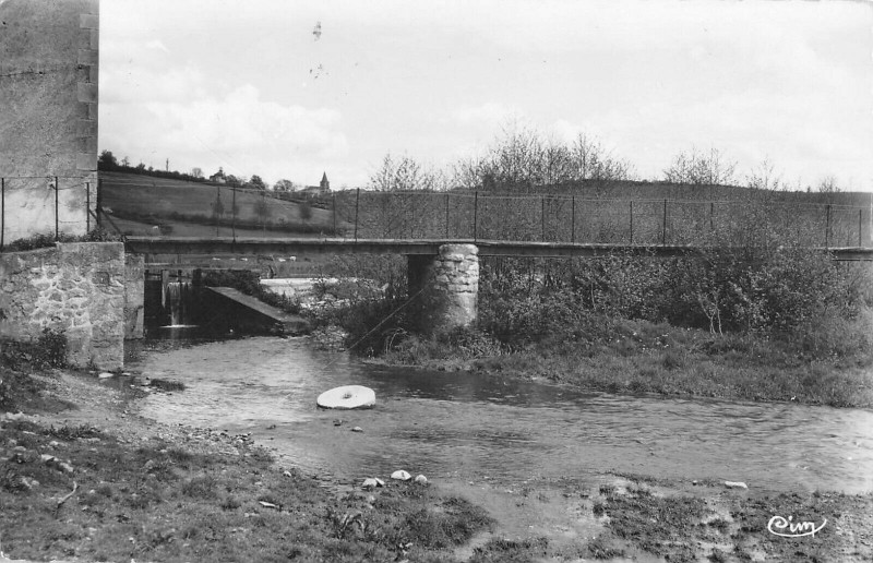 Carte postale ancienne Semelay La Passerelle Sur L'Alene