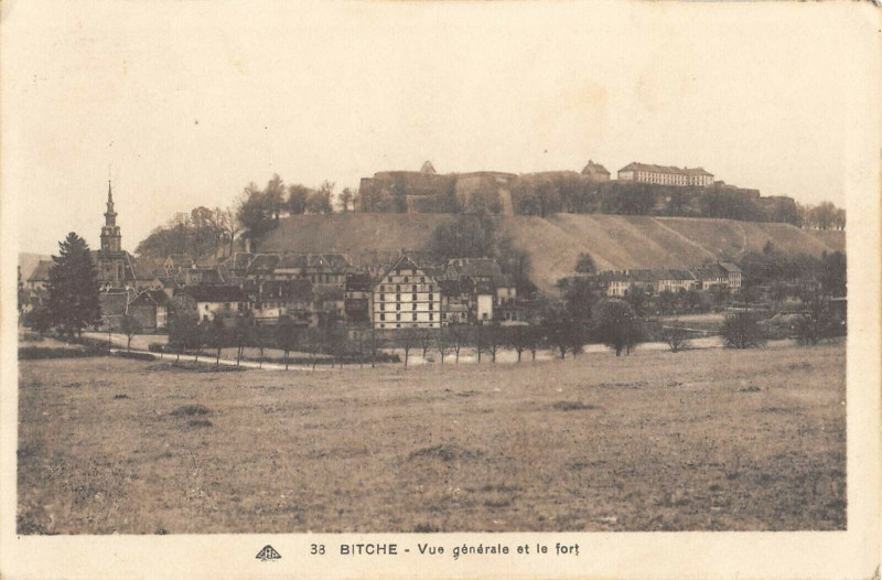 Carte postale ancienne Bitche Vue Generale Et Le Fort à Bitche