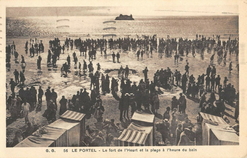 Carte postale ancienne Le Portel Le Fort De L'Heurt Et Plage A L'Heure Du Bain au Portel