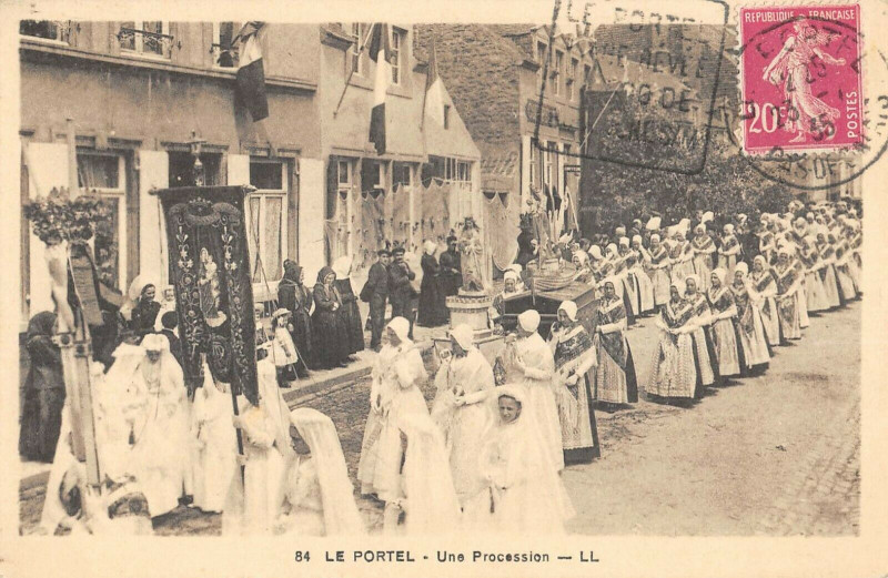 Carte postale ancienne Le Portel Une Procession au Portel