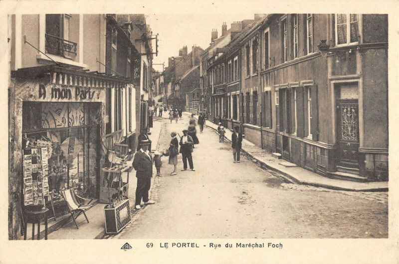 Carte postale ancienne Le Portel La Rue Du Marechal Foch A Mon Paris Magasin au Portel