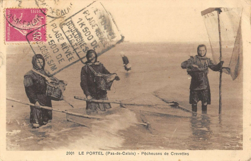 Carte postale ancienne Le Portel Pecheuses De Crevettes au Portel
