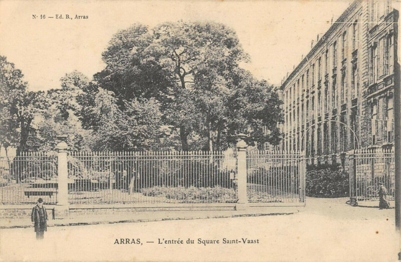 Carte postale ancienne Arras L'Entree Du Square Saint Vaast à Arras