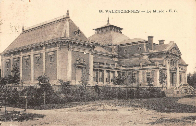 Carte postale ancienne Valenciennes Le Musee à Valenciennes