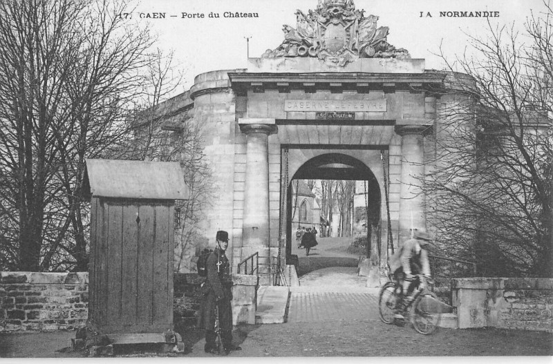Carte postale ancienne Caen Porte Du Chateau à Caen