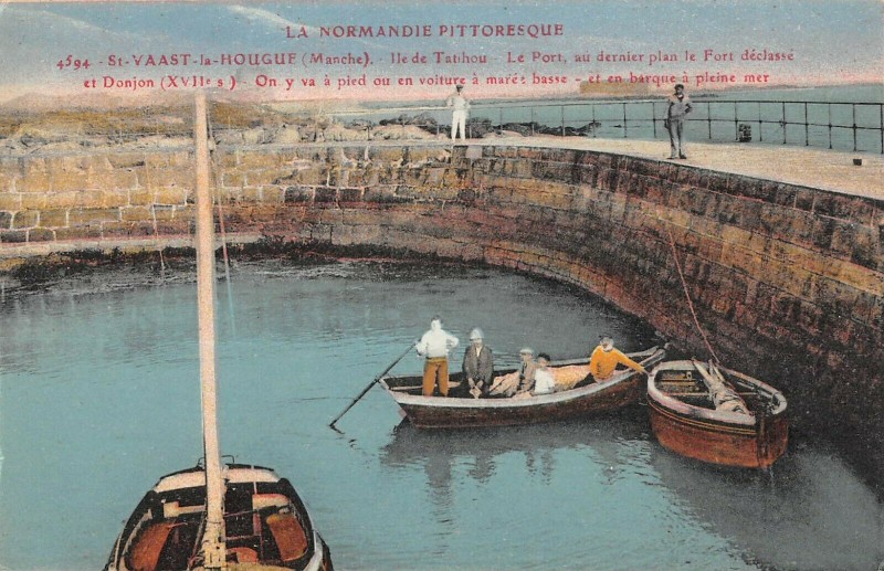 Carte postale ancienne Saint Vaast La Hougue Ile De Tatihou Le Port à Saint-Vaast-la-Hougue