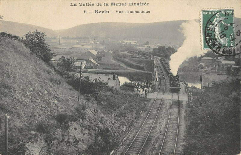 Carte postale ancienne Revin Vue Panoramique (Train à Revin