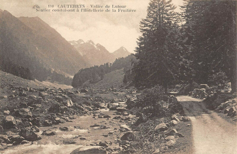 Carte postale ancienne Cauterets Vallee De Lutour Sentier Conduisant A L'Hotellerie à Cauterets