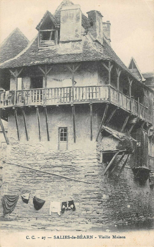 Carte postale ancienne Salies Du Bearn Vieille Maison