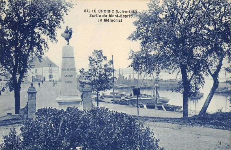 Carte postale ancienne Le Croisic Sortie Du Mont Esprit Le Memorial au Croisic