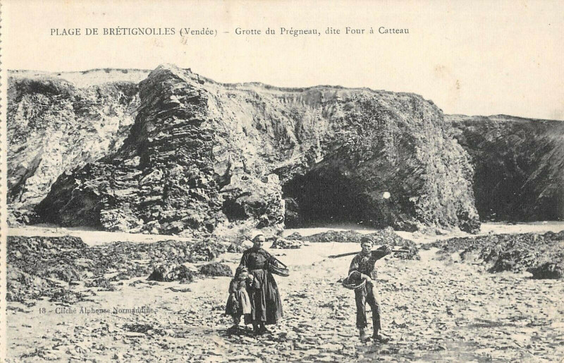 Carte postale ancienne Plage De Bretignolles Grotte Du Pregneau