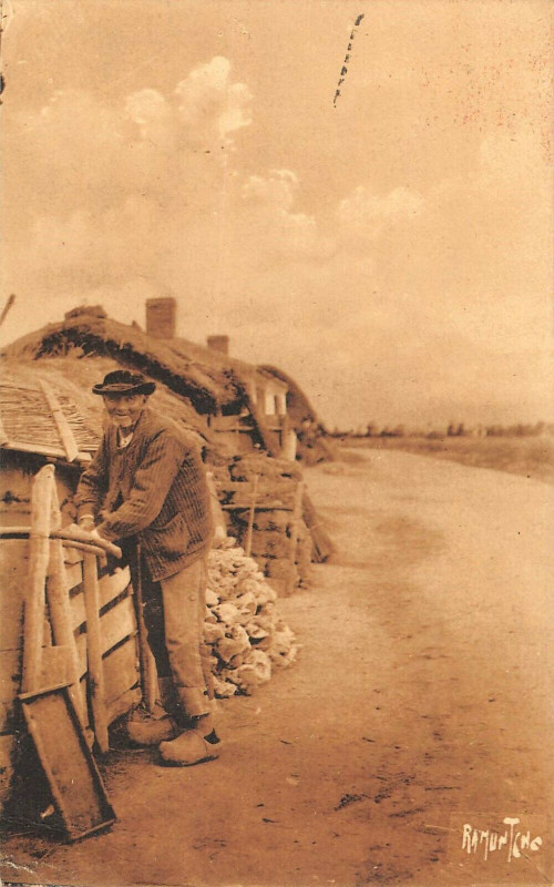 Carte postale ancienne Vendee Une Bourrine Maison De Paysan