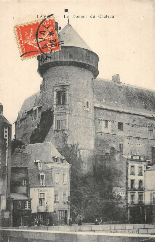 Carte postale ancienne 52 Laval Le Donjon Du Chateau à Laval