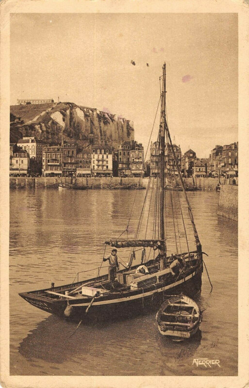Carte postale ancienne Le Treport Le Bateau Pilote Dans Le Port