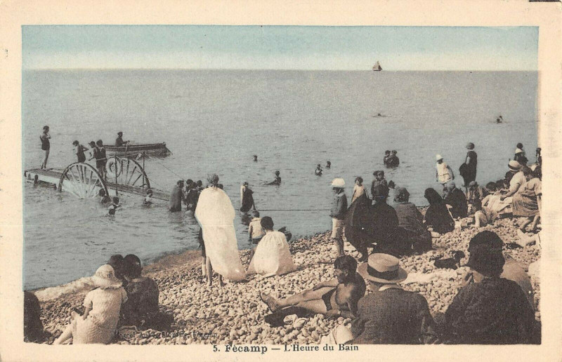 Carte postale ancienne Fecamp L'Heure Du Bain à Eu
