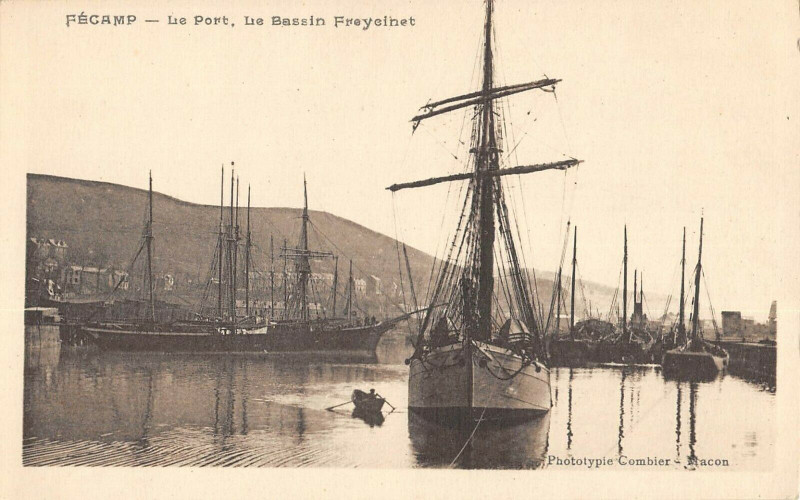 Carte postale ancienne Fecamp Le Port Le Bassin Freycinet