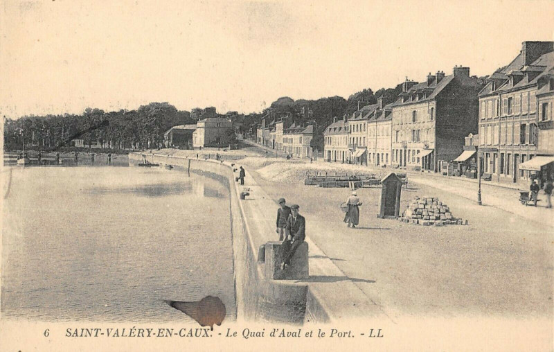 Carte postale ancienne Saint Valery En Caux Le Quai D'Aval Et Le Port à Ry