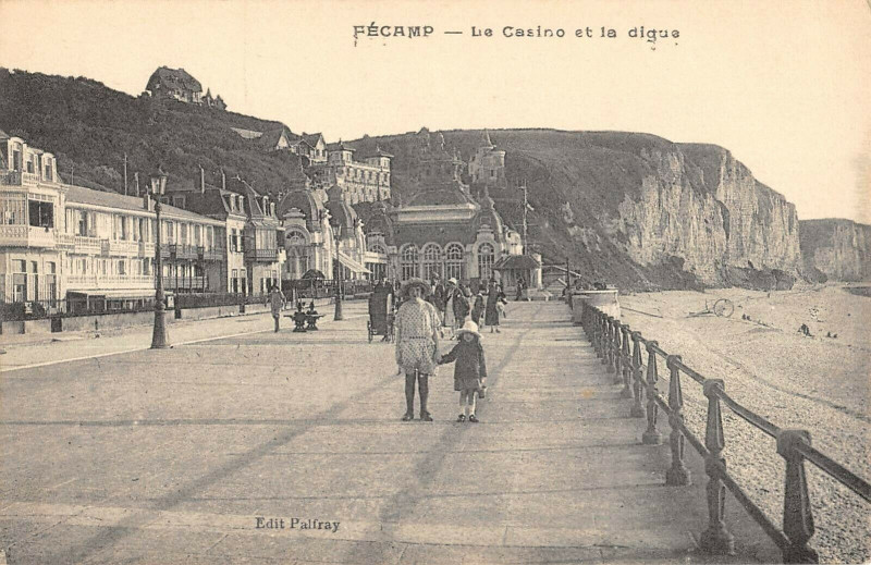 Carte postale ancienne Fecamp La Casino Et La Digue