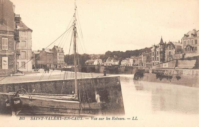 Carte postale ancienne Saint Valery En Caux Vue Sur Les Ecluses à Ry