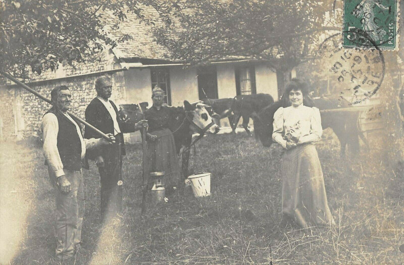 Carte postale ancienne Beaumont Le Roger Carte Photo Dans Une Ferme Avec Les Paysans à Beaumont-le-Roger