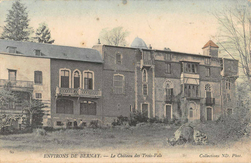 Carte postale ancienne Environs De Bernay Le Chateau Des Trois Val à Bernay