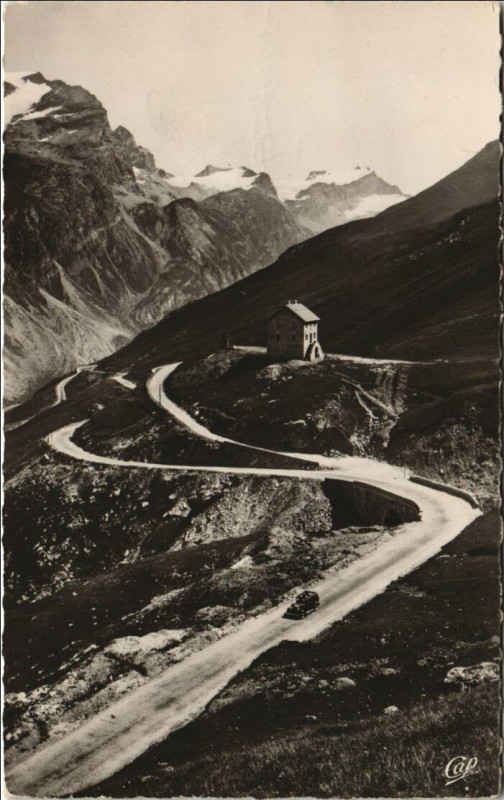 Carte postale ancienne Val-d'Isere Route du Col de l'Iseran et Maison Cantonniere
