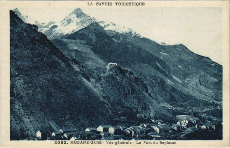Carte postale ancienne Modane Modane-Gare - Vue Generale - Le Fort du Replaton à Modane