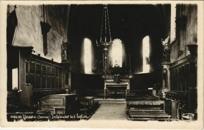 Carte postale ancienne Yenne Interieur de l'Eglise à Yenne