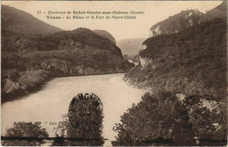 Carte postale ancienne Yenne Le Rhone et le Fort de Pierre-Chatel à Yenne