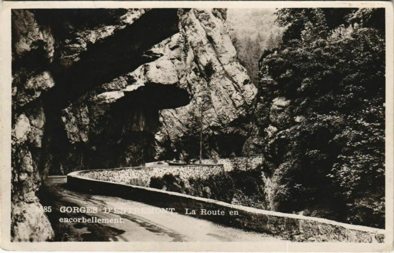 Carte postale ancienne Gorges d'Entremont - La Route en Encorbellement à Corbel