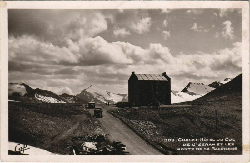 Carte postale ancienne Chalet-Hotel du Col de l'Iseran et les Mont de la Maurienne