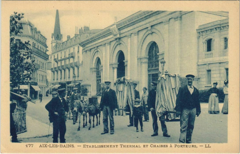 Carte postale ancienne Aix-les-Bains Etablissement Thermal et Chaises a Porteurs à Aix-les-Bains