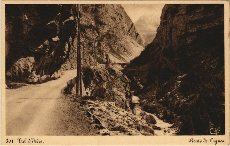 Carte postale ancienne Val-d'Isere Route de Tignes à Tignes