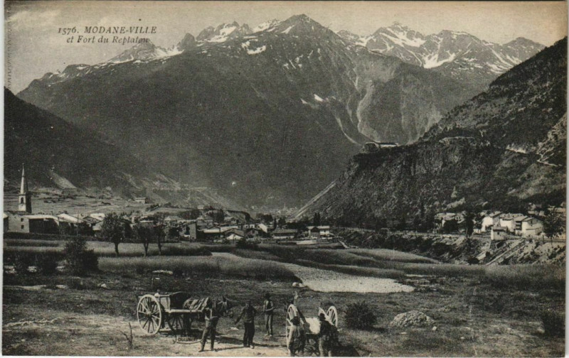 Carte postale ancienne Modane Modane-Ville et Fort du Replaton à Modane