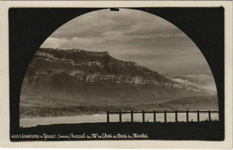 Carte postale ancienne Yenne Environs - Tunnel du Mont du Chat et Dent du Nivolet à Yenne