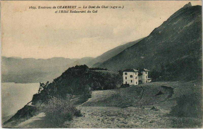 Carte postale ancienne Chambery Environs - La Dent du Chat et l'Hotel Restaurant du Col