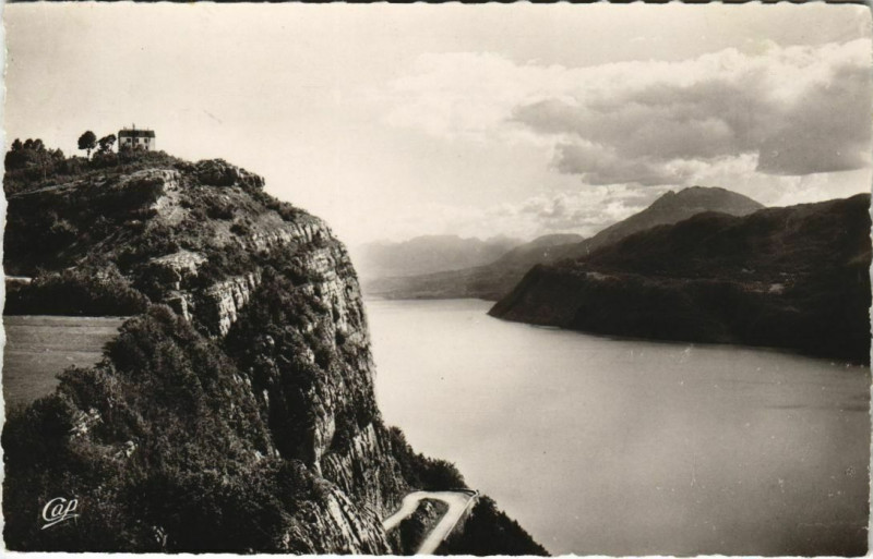 Carte postale ancienne Aix-les-Bains Le Lac du Bourget - La Chambotte et la Dent du Chat à Aix-les-Bains