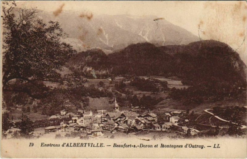 Carte postale ancienne Beaufort-sur-Doron et Montagnes d'Outray à Beaufort