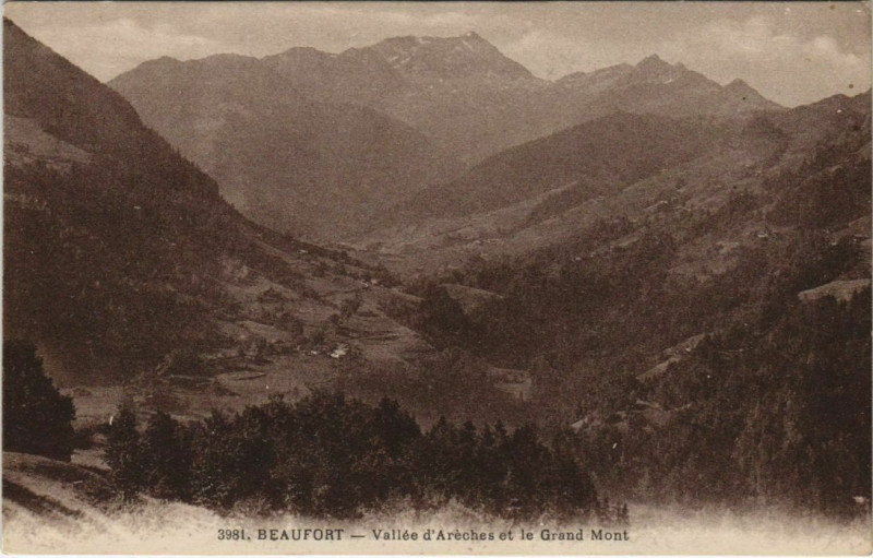 Carte postale ancienne Beaufort Vallee d'Areches et le Grand Mont à Beaufort