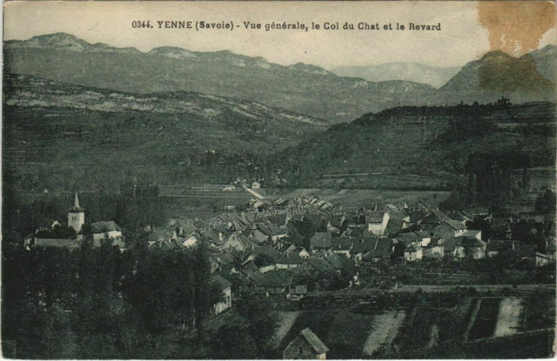 Carte postale ancienne Yenne Vue Generale - Le Col du Chat et le Revard à Yenne