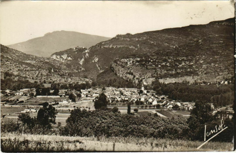 Carte postale ancienne Yenne Vue Generale et les Monts du Bugey à Yenne