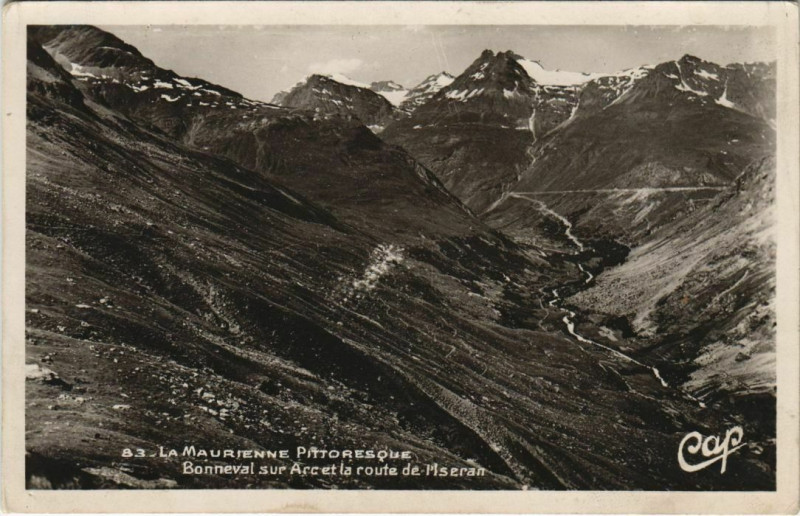 Carte postale ancienne Bonneval sur Arc et la Route de l'Iseran à Bonneval-sur-Arc