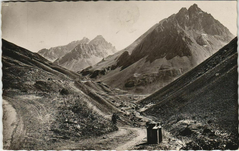 Carte postale ancienne Valloire Route du Galibier et le Grand Galibier à Valloire