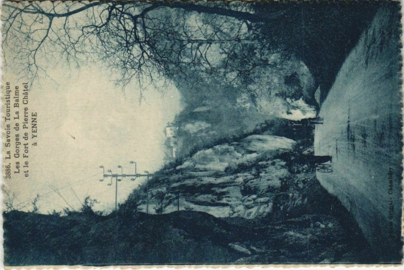 Carte postale ancienne Yenne Les Gorges de La Balme et le Fort de Pierre Chatel à La Balme