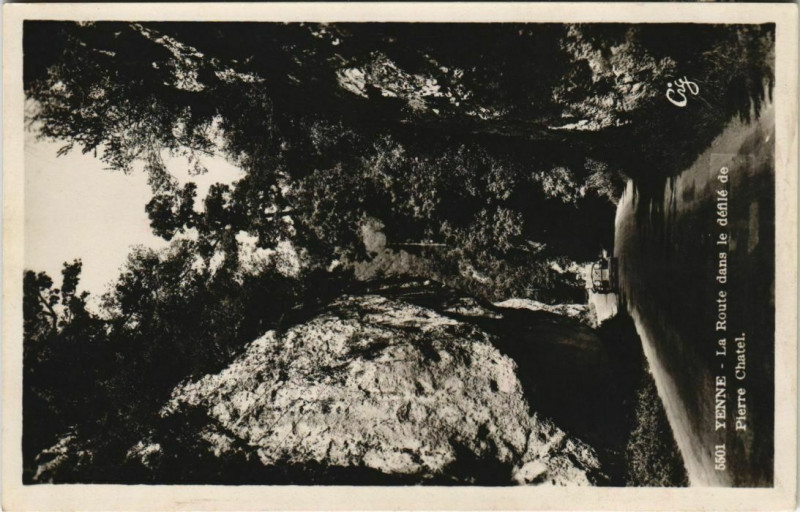 Carte postale ancienne Yenne La Route dans le Defile de Pierre Chatel à Yenne